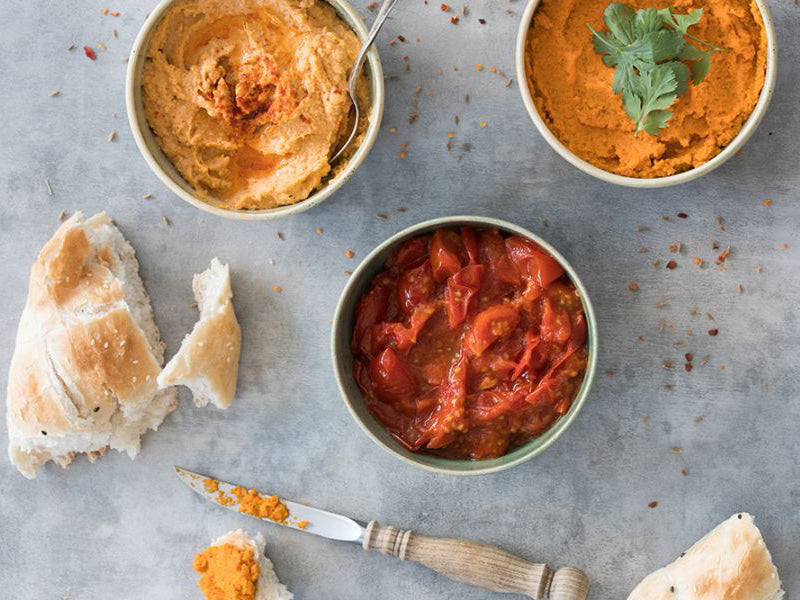3-harissa-dips-hummus-worteldip-en-tomatendip-3x4-klein