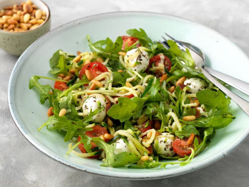 Basilicum-Tijm-Courgette-spaghetti-met-cherrytomaten-en-mozzarella-3x4-klein