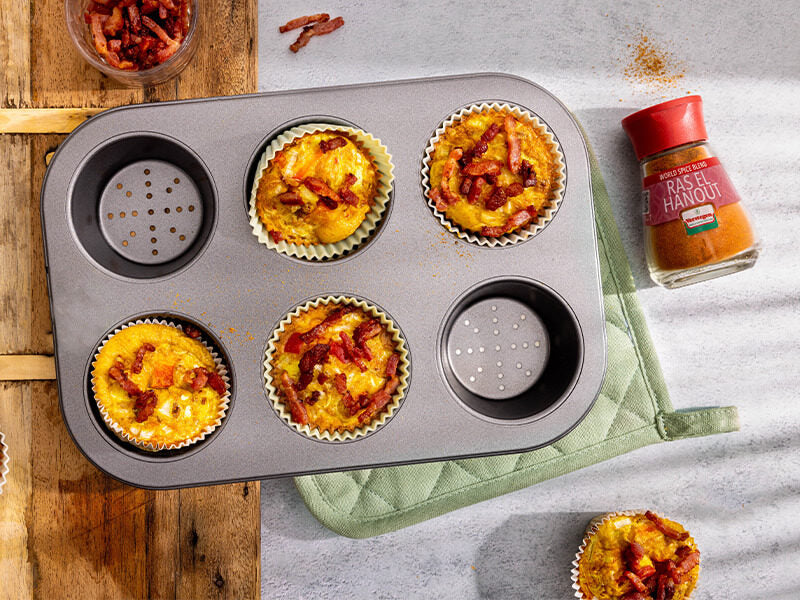Ei-muffins-met-rode-paprika-en-spekblokjes-800x600-Tiny-e1675675285741