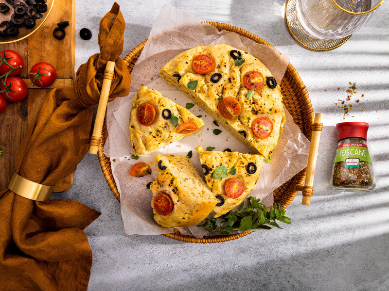 Focaccia-met-zwarte-olijven-en-cherrytomaten-800x600-Tiny