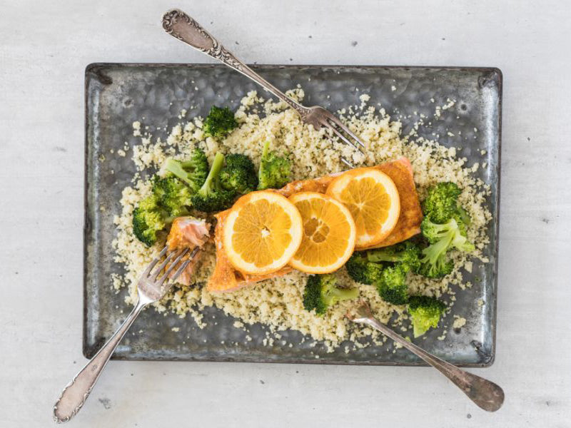 Gekruide-zalmfilets-uit-de-oven-met-broccoli-en-couscous-3x4-klein