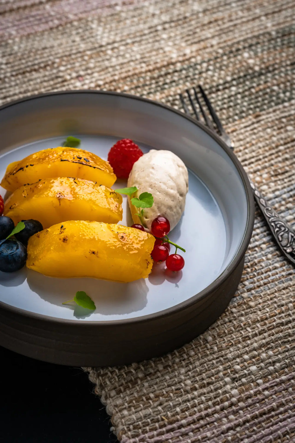 Gemarineerde_ananas_met_witte_chocolademousse