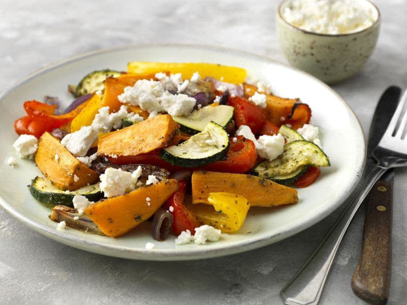 Geroosterde-groenten-en-zoete-aardappel-uit-de-oven-met-feta-kaas-3x4-klein