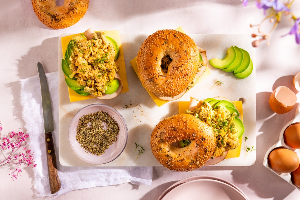 Italiaanse-Kruiden-Glazen-strooier-Italiaanse-bagel-met-roerei