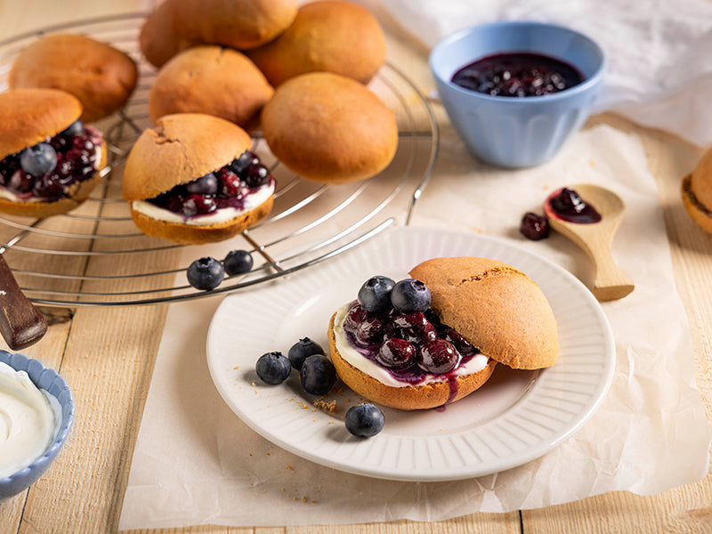 Kaneel-scones-met-blauwe-bessen-jam-en-clotted-cream-800x600-1