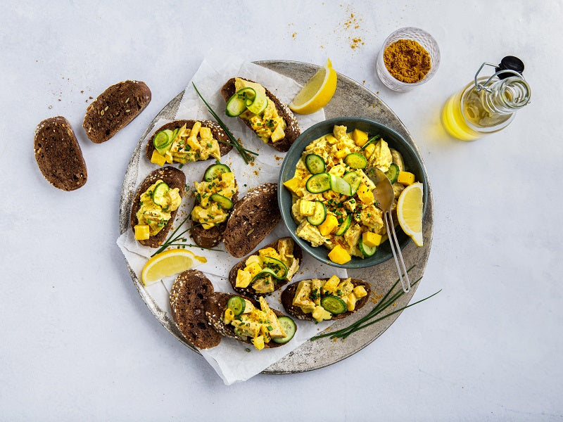 Kerrie-Crostini-met-vegan-kip-kerrie-salade-800x600-1-1
