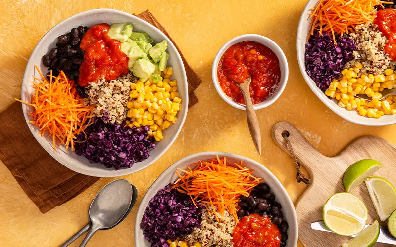 Kleurige-grain-bowl-quinoa-bonen-Chunky-Tex-Mex-salsa