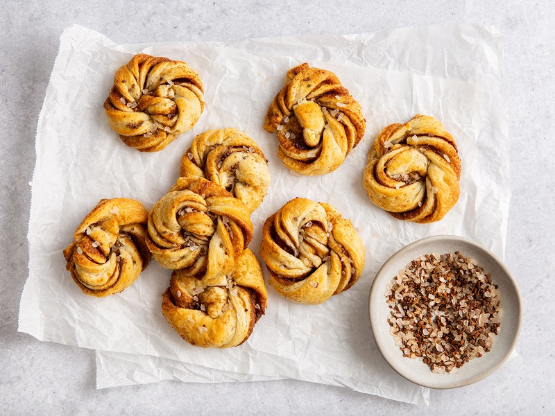 Koek-en-speculaas-strooier-Kanelbullar-met-kandijsuiker-800x600-1-1