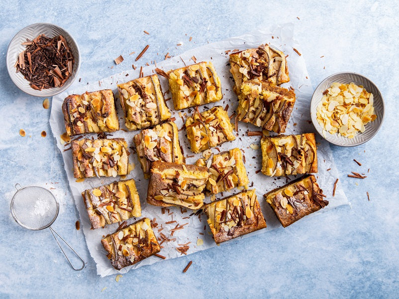 Koek-en-speculaas-strooier-Speculaas-plaatkoek-met-amandelspijs-en-peer-800x600-1