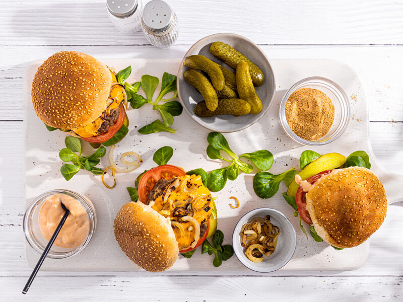 Mix-voor-Hamburger-Traditionele-hamburger-met-cheddarkaas-en-ui-800x600px-kopieren-tiny