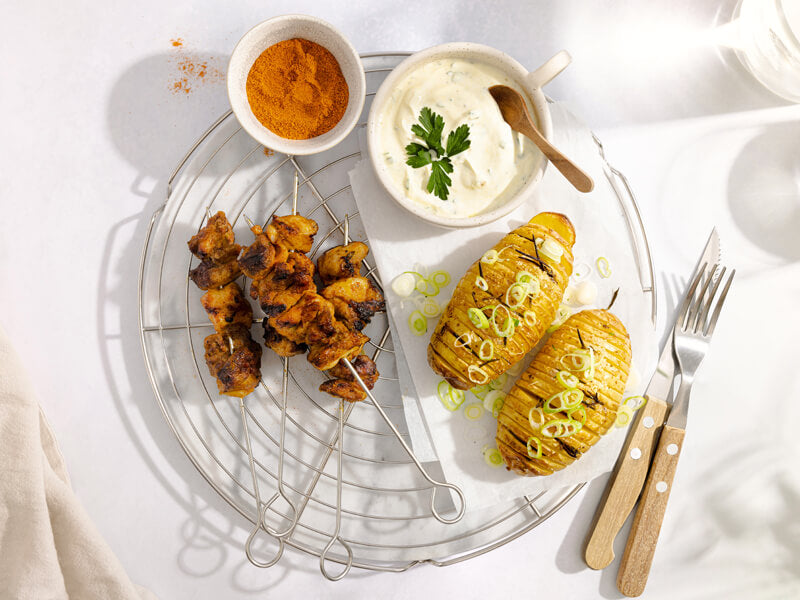 Mix-voor-Kip-Gekruide-kippendij-spies-met-hasselback-aardappel-van-de-BBQ-800x600px-TINY