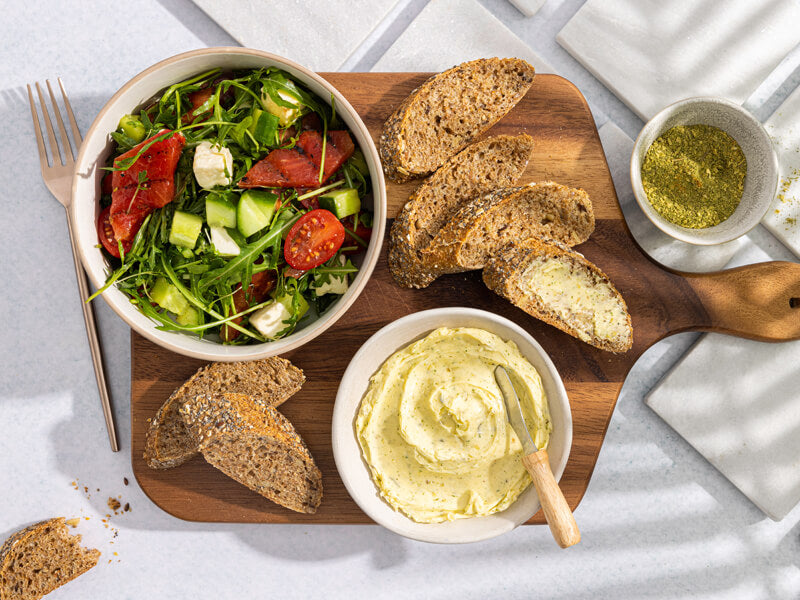 Mix-voor-Kruidenboter-Kruidenboter-met-en-zomerse-salade-en-robuust-stokbrood-800x600px-kopieren-tiny