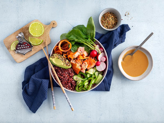 OSB-Poke-bowl-Poke-bowl-met-rode-rijst-warmgerookte-zalm-en-miso-saus-800x600-1-1