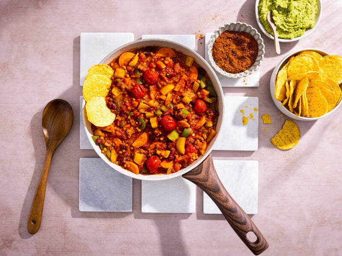 OSB-Spicy-Blend-voor-Chili-con-Carne-Chili-sin-carne-met-nachos-en-guacamole-800x600px-tiny-1