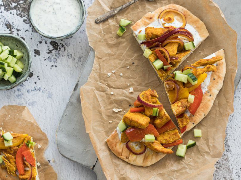 Recept-Gemarineerde-kipreepjes-met-een-frisse-yoghurtdressing-naanbrood-3x4-klein