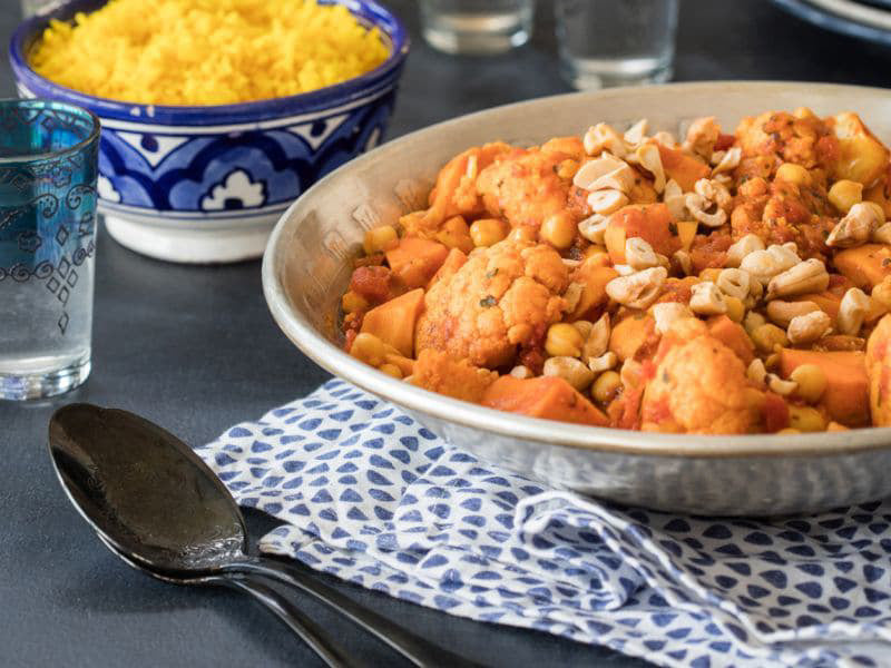 Recept-Groentestoof-met-zoete-aardappel-bloemkool-en-kikkererwten-3x4-klein