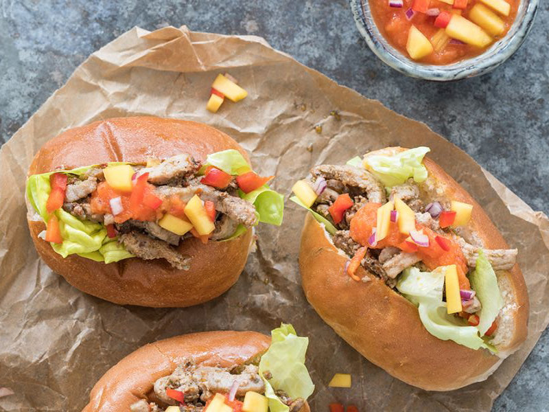 Recept-Jamaicaans-broodje-vlees-met-mangosalsa-3x4-klein