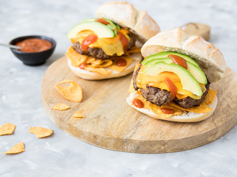 Recept-Mexicaanse-burger-met-cheddar-avocado-tortilla-chips-3x4-klein