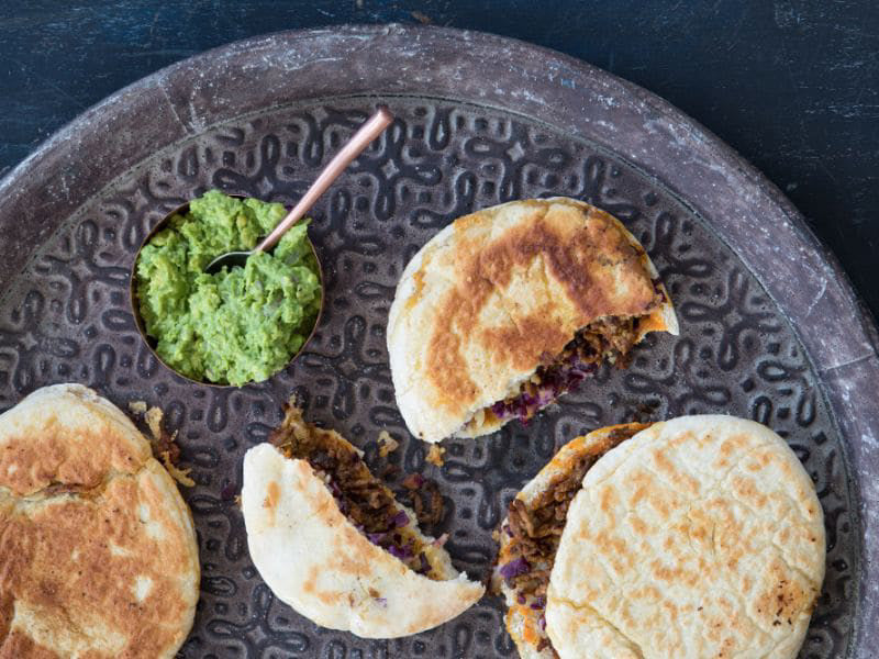 Recept-Pita-quesadilla-met-gehakt-rode-kool-en-avocadomousse-3x4-klein