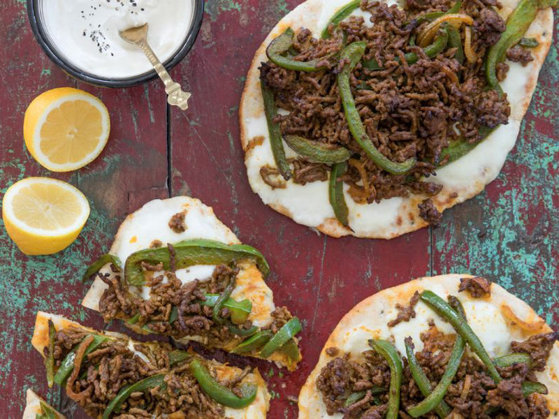 Recept-Pizza-van-naanbrood-met-gehakt-en-creme-fraiche-dip-3x4-klein