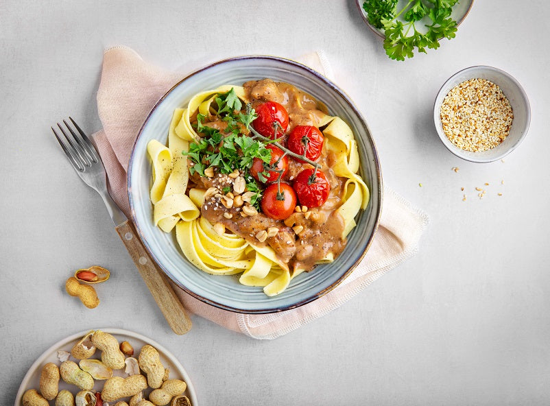 Satesaus-pasta-met-satesaus-Pappardelle-pasta-met-gemarineerde-kip-in-sate-saus-800x600-1