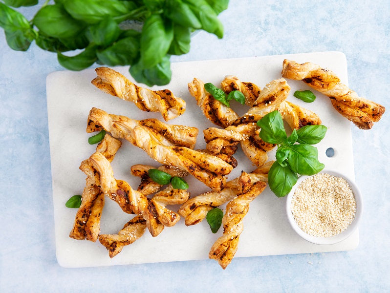 Sesamzaad-Kleine-pesto-bladerdeegstengels-met-sesam-800x600-1