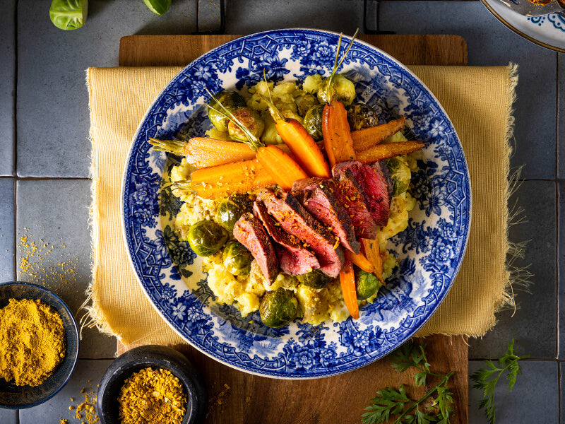 TINY-800x600-Tafelgoud-Keukengoud-Biefstuk-met-gepofte-aardappelpuree-geroosterde-wortel-en-spruitjes