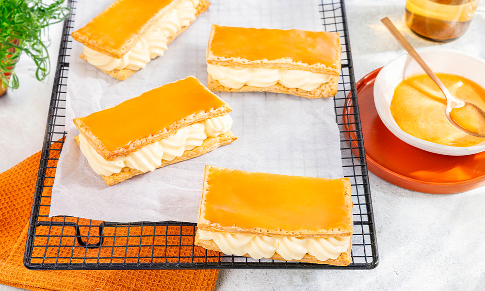 Oranje tompouce met vanille room