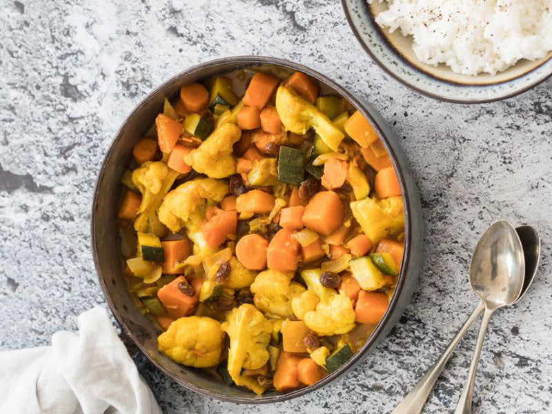 Vegetarische-groentestoofpot-met-bospeen-bloemkool-courgette-3x4-klein