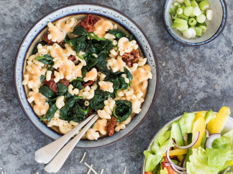 Vegetarische-mac-and-cheese-met-frisse-paprikasalade-3x4-klein