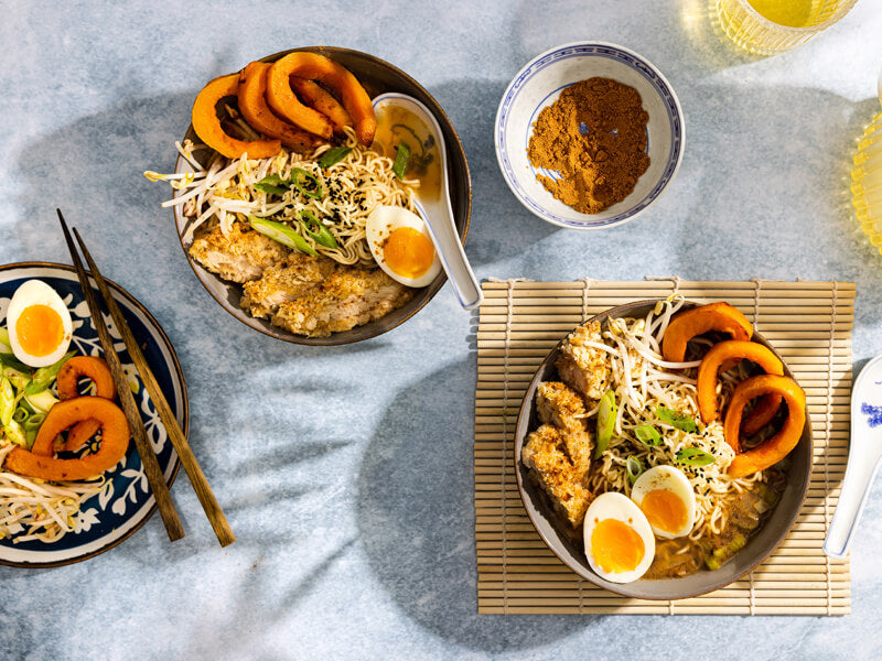 WSB-5-Spices-5-Spices-ramen-met-krokante-kip-en-gegrilde-pompoen-800x600px-Tiny