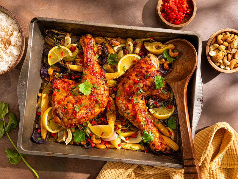 WSB-5-Spices-en-Guilt-Free-Sweet-Chili-Sauce-Sticky-chicken-traybake-met-rijst-800x600-1