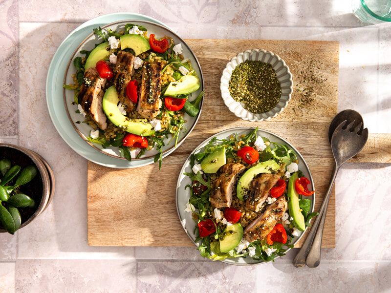 WSB-Zaatar-Freekeh-salade-met-gegrilde-kip-granaatappelpitten-en-zaatar-800x600px-tiny