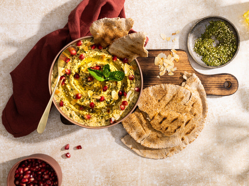 WSB-Zaatar-Hummus-met-zaatar-amandelschaafsel-en-granaatappelpitten-800x600px