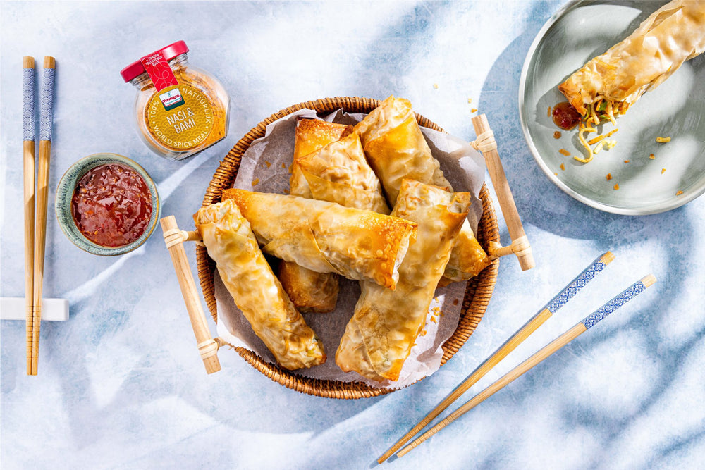 World-Spice-Meal-Nasi-Bami-Vegetarische-loempia-s-met-Illie-Billie-sweet-chili-2-scaled-1