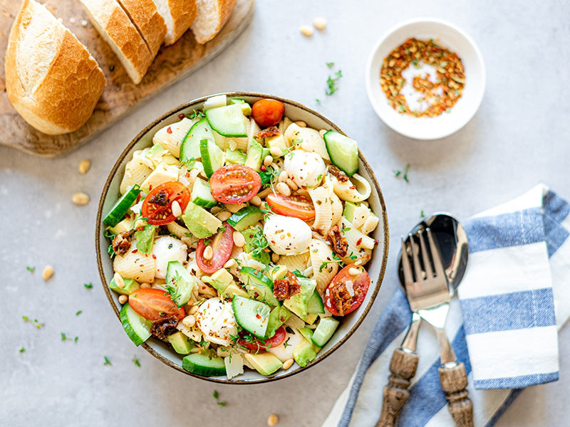 Zomerse-pastasalade-tomaat-mozzarella-3x4-klein
