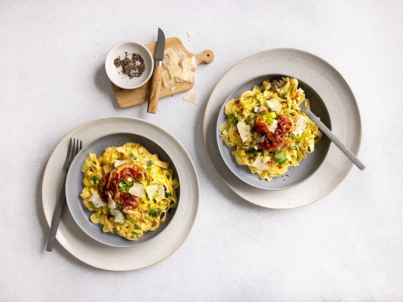 Zwarte-peper-molen-Tagliatelle-carbonara-met-pancetta-gesmoorde-prei-en-zwarte-peper-800x600-1